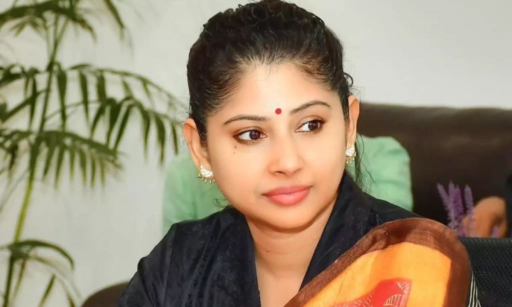 Smitha Sabarwal స్మితా సబర్వాల్‌పై కాంగ్రెస్ నేత ఘాటు వ్యాఖ్యలు