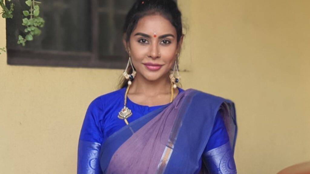 Sri Reddy: విజయనగరం పోలీస్ స్టేషన్ లో విచారణకు హాజరయిన శ్రీరెడ్డి