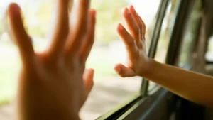 కారు డోర్లు లాక్ పడి చిన్నారులు మృతి