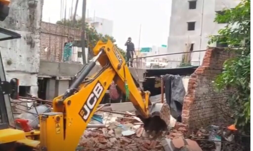 Telangana బోడుప్పల్‌లో రోడ్డు ఆక్రమణల కూల్చివేత