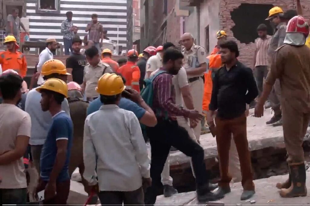 Delhi: ఢిల్లీలో నాలుగంతస్తుల భవనం కూలి నలుగురి మృతి ఇదిగో వీడియో!