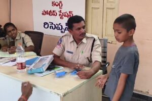 బొమ్మ హెలికాప్టర్ ఎగరడం లేదని బుడ్డోడు ఫిర్యాదు.. స్పందించిన పోలీసులు