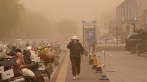 చైనాలో గాలులు, ఇసుక తుపాను..600 పైగా విమాన సర్వీసులు రద్దు