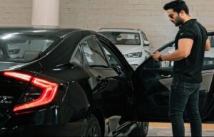 కారును దొంగలించి మళ్ళీ ఓనర్ కే అమ్మిన దొంగ