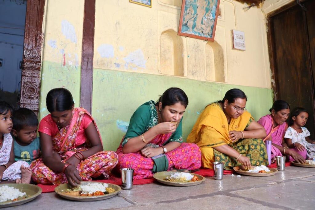 సన్న బియ్యం లబ్ధిదారుని ఇంట్లో భోజనం చేసిన సంగారెడ్డి జిల్లా కలెక్టర్ క్రాంతి వల్లూరు