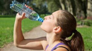 శరీరంలో నీటి శాతం తక్కువైతే ఏమైతుంది