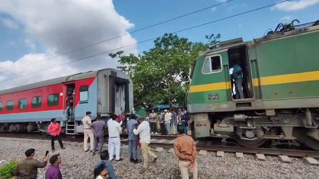 Super Fast Express: ఫలక్‌నుమా సూపర్ ఫాస్ట్ ఎక్స్‌ప్రెస్‌ నుండి విడిపోయిన భోగీలు