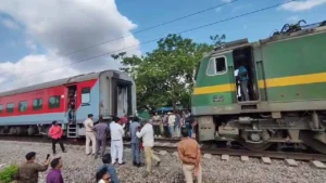 ఫలక్‌నుమా సూపర్ ఫాస్ట్ ఎక్స్‌ప్రెస్‌ నుండి విడిపోయిన భోగీలు