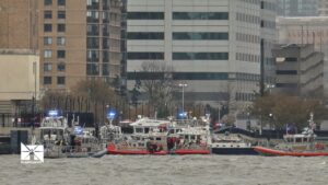 అమెరికాలో నదిలో కుప్పకూలిన హెలికాప్టర్.. ఆరుగురు మృతి