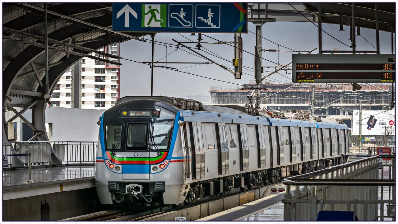 Metro trains: నిషేధం ఉన్నప్పటికీ మెట్రో రైళ్లలో ప్రకటనలు