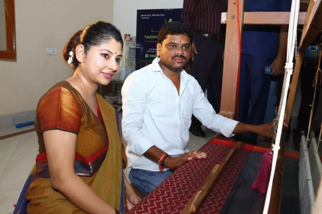 చేనేత చీరలో మెరవనున్న అందగత్తెలు