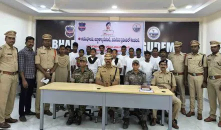 వరంగల్‌లో 14 మంది మావోయిస్టుల లొంగుబాటు