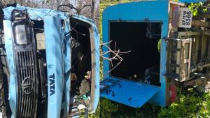 లోయలో పడ్డ CRPF జవాన్ల వాహనం