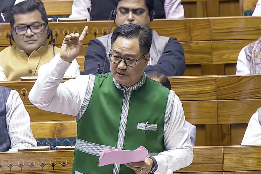 అమాయక ముస్లింలను తప్పుదారి పట్టిస్తున్నారు: కిరణ్ రిజిజు