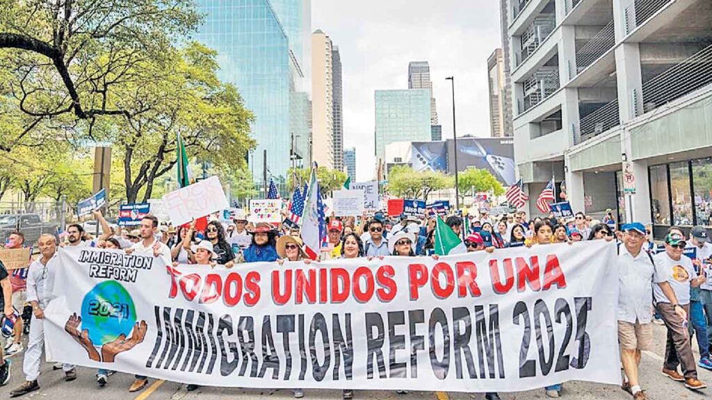 America: అమెరికాలో విద్యార్థులను విడుదల చేయాలని భారీ ప్రదర్శన