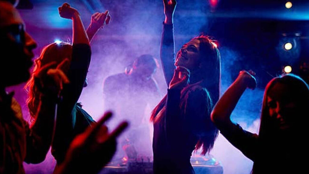 Mujra Party :రంగారెడ్డి గ్రామ శివార్లో ఫామ్ హౌస్ లో ముజ్రా పార్టీ ని భగ్నం చేసిన పోలీసులు