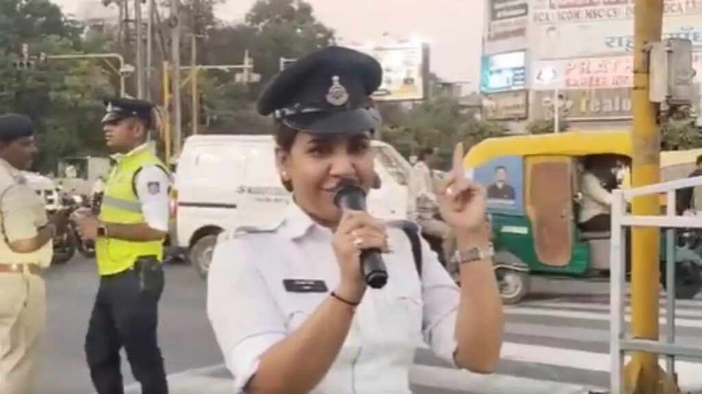 పాటలతో ట్రాఫిక్ నియమాలపై అవగాహన కల్పిస్తున్న లేడీ పోలీస్