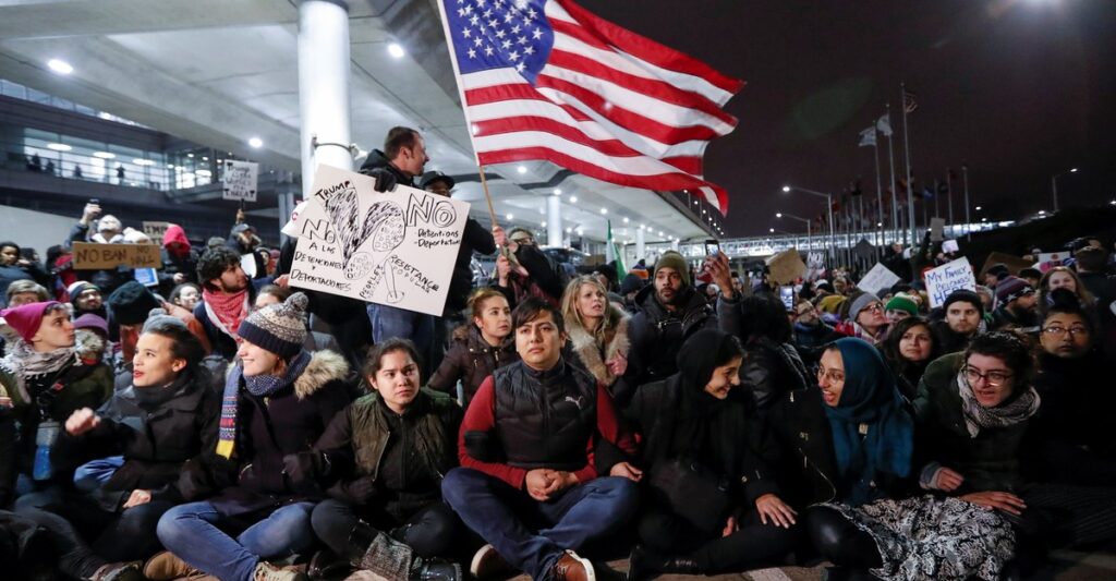 Donald Trump: ట్రంప్ గో బ్యాక్ అంటూ అమెరికన్ల మెరుపు నిరసనలు