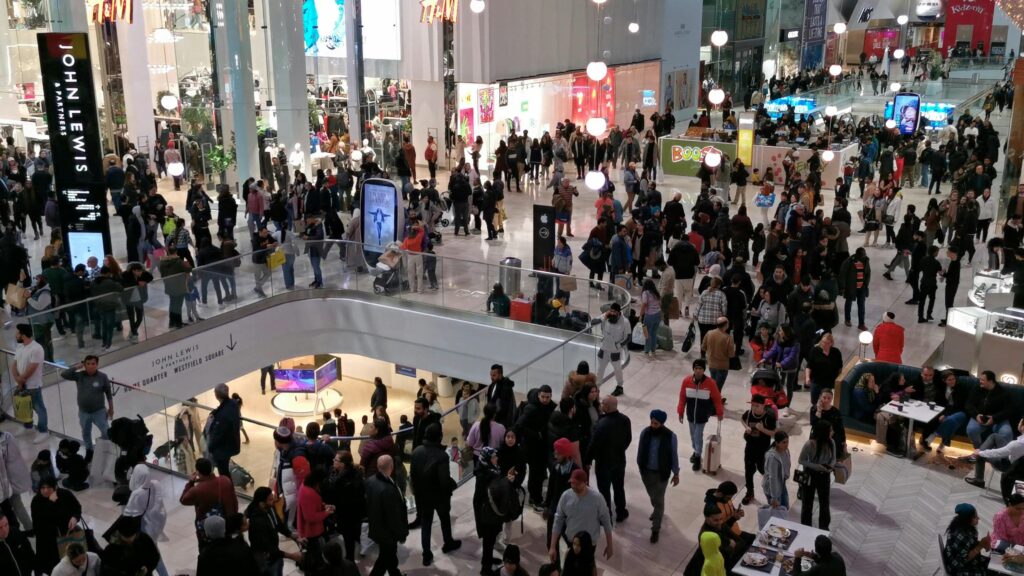 Donald Trump: అమెరికాలో కిటకిటలాడుతున్న షాపింగ్ మాల్స్