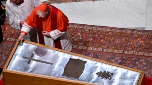 లక్షలాది మంది భక్తుల సమక్షంలో పోప్ అంత్యక్రియలు