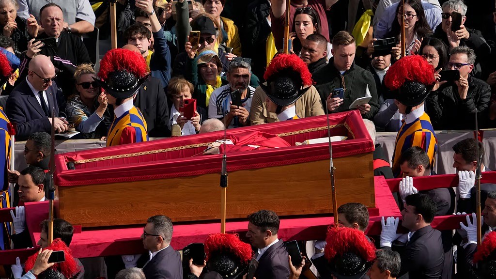 పోప్ ఫ్రాన్సిస్ కు అంతిమ నివాళి అర్పిస్తున్న భక్తులు