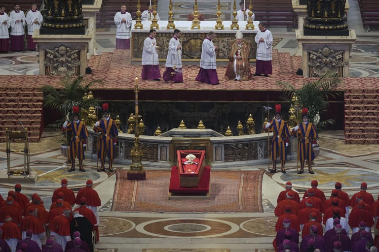 ప్రారంభమైన పోప్ అంత్యక్రియలు-ట్రంప్, ముర్ము హాజరు