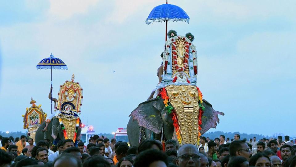 దేవుడి ఊరేగింపు కోసం ఏకంగా విమానాల రాకపోకలు ఆపేస్తారు