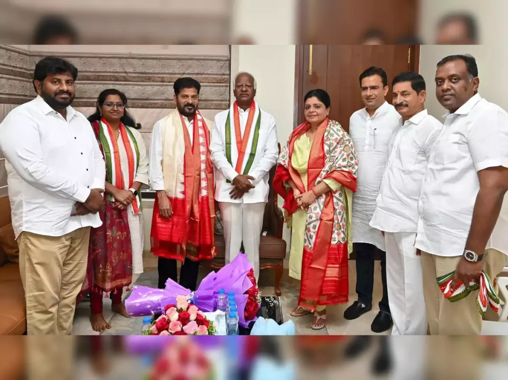 BRS : నేతలు కాంగ్రెస్లో చేరారు, స్థానిక ఎన్నికలకు మద్దతు