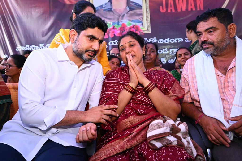 Murali Nayak: వీర జవాన్ మురళీనాయక్‌ కుటుంబానికి ₹50 లక్షల సహాయం అందచేసిన నారా లోకేశ్