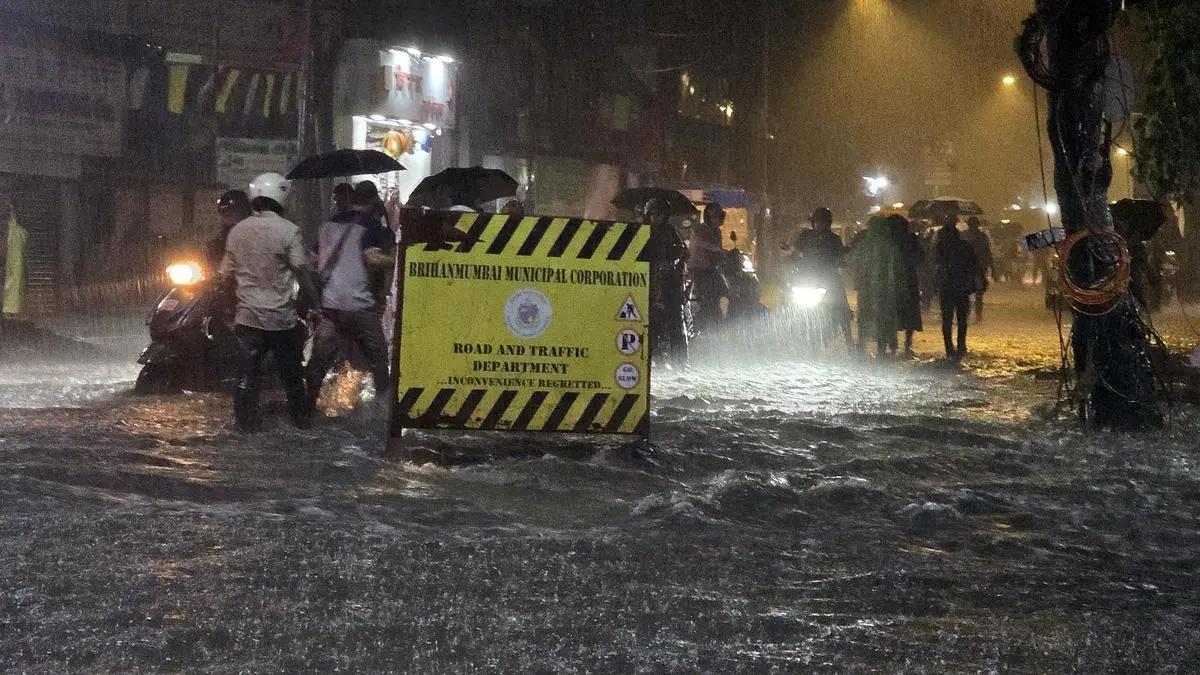 Mumbai Rains: వర్షాలకు మునిగిన ముంబై నగరం