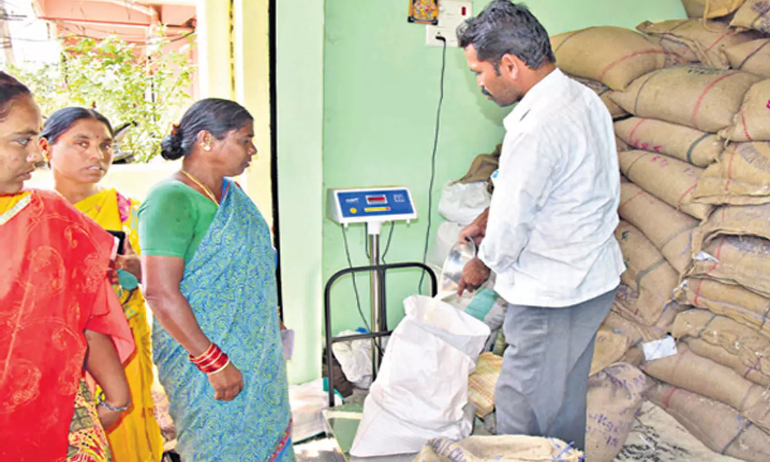 Ration: ఏపీలో రేషన్ పంపిణీపై ప్రభుత్వం కీలక నిర్ణయం