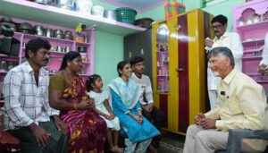 పింఛన్లు పంపిణీ చేసిన సీఎం చంద్రబాబు