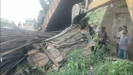 Accident: 45 అడుగులపై నుంచి కారు బోల్తా అయినా ప్రాణాలు దక్కాయి