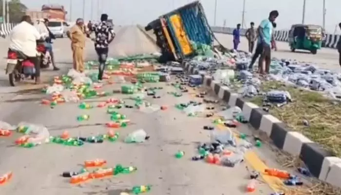 Vijayawada: కూల్ డ్రింక్ వ్యాన్ బోల్తా వాటిని తీసుకెళ్లడానికి పోటీ పడ్డ జనాలు