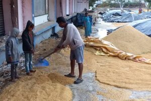 తెలంగాణలో గాలి వాన బీభత్సం రైతులకు తీవ్ర నష్టం