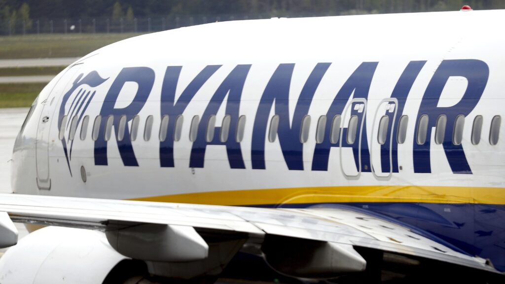 Ryanair : పెరిగిన జీతాన్ని తిరిగి ఇవ్వండి: రయన్ఎయిర్