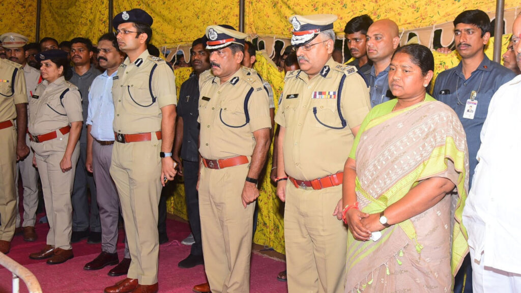 Minister seethakka: మావోయిస్టుల కాల్పుల్లో మృతి చెందిన పోలీసులకు సీతక్క నివాళి