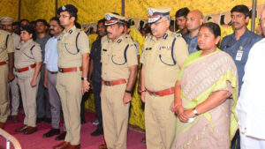 మావోయిస్టుల కాల్పుల్లో మృతి చెందిన పోలీసులకు సీతక్క నివాళి