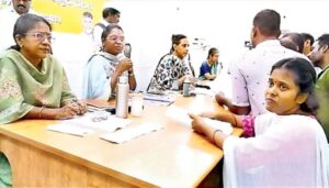 కలెక్టరేట్​లో న్యాయం కోసం యువతి ఆవేదన