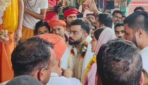 అయోధ్యలో హనుమంతుడిని దర్శించుకున్న కోహ్లీ దంపతులు