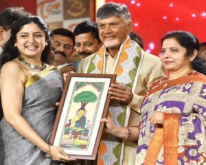 చంద్రబాబుకు కానుక అందించిన పూనమ్ కౌర్