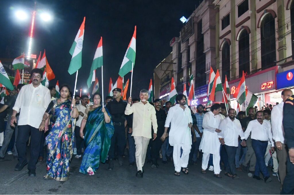 Chandrababu Naidu : బెజవాడలో బీజేపీ తిరంగా ర్యాలీ… హాజరైన చంద్రబాబు, పవన్ కల్యాణ్