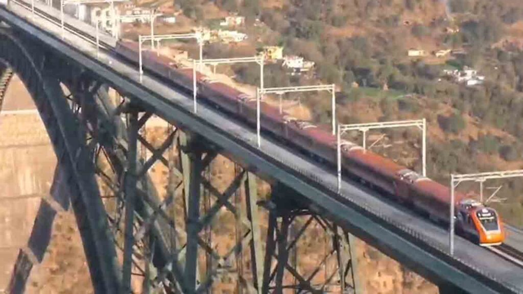 Chenab Bridge: చీనాబ్ నది వంతెనపై పరుగులు తీసిన ప్రత్యేక రైలు