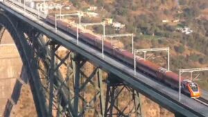 చీనాబ్ నది వంతెనపై పరుగులు తీసిన ప్రత్యేక రైలు