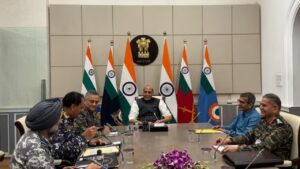 త్రివిధ దళాధిపతులతో రాజ్‌నాథ్‌ సింగ్‌ భేటీ