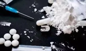 ఓ వైద్యురాలి నిర్వాకం.. డ్రగ్స్ తీసుకుంటూ పట్టుబడిన వైనం