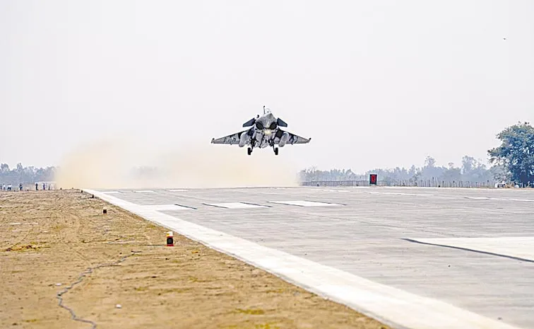  Expressway : గంగా ఎక్స్ప్రెస్వేపై యుద్ధవిమానాల టేకాఫ్, ల్యాండింగ్ పరీక్ష