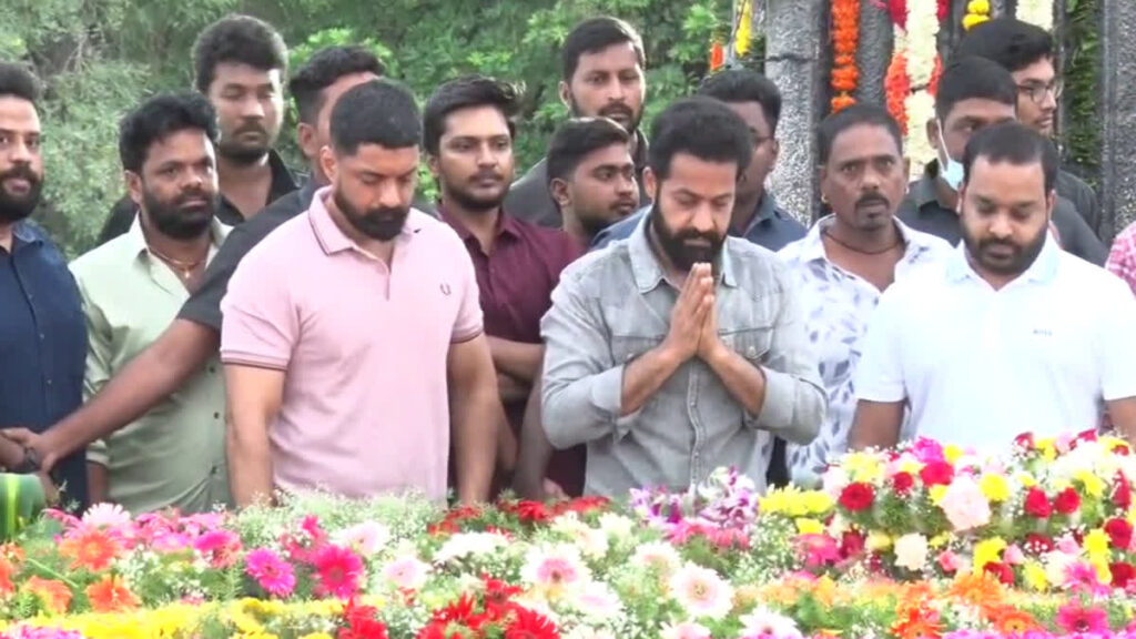 Jr NTR : హైదరాబాద్‌‌లో ఎన్టీఆర్ ఘాట్ వద్ద నివాళులర్పిస్తున్న ప్రముఖులు