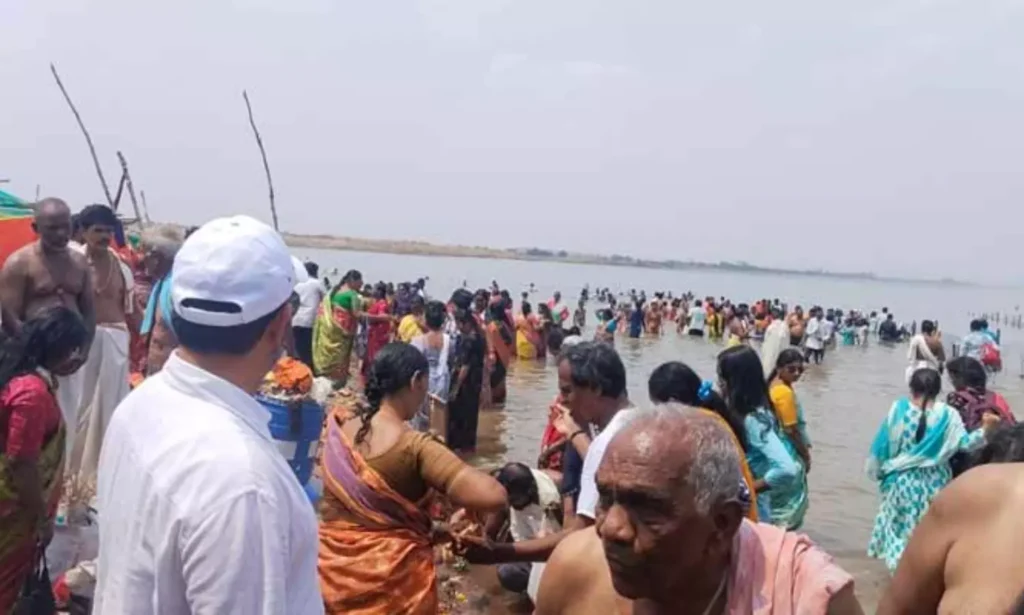 Kaleshwar Temple పుష్కరాలకు పోటెత్తిన భక్తులు