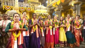 యాదగిరిగుట్ట నరసింహస్వామిని దర్శించుకున్న ప్రపంచ సుందరీమణులు